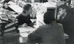 Wiedereröffnung "Impuls" im Kanzlei in Zürich, Mitarbeitende mit zwei Leuten im Gespräch, 08.03.1991
