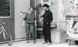 Wiedereröffnung "Impuls" im Kanzlei in Zürich, eine lachende Frau und Mann mit Besen in der Hand, 08.03.1991
