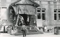 Wiedereröffnung "Impuls" im Kanzlei Zürich, mit Transparenz "endlich wieder offen!", vor dem Hauseingang, 08.03.1991