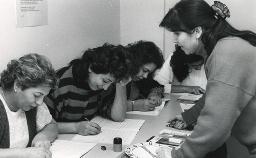 Alphabetisierungskurs für Kurdinnen in Zürich, schreibende Frauen mit einer Lehrkraft, 15.01.1991