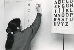 Alphabetisierungskurs für Kurdinnen in Zürich, Frau an einer Wandtafel schreibend, 15.01.1991
