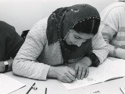 Alphabetisierungskurs für Kurdinnen in Zürich, schreibende Frau, 15.01.1991