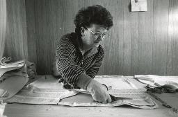Nähatelier für Windeln in Wilderswil bei Bern, Frau beim Zuschneiden von Stoff, November 1993