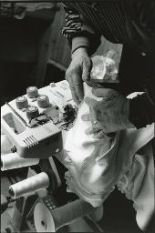 Nähatelier für Windeln in Wilderswil bei Bern, Nahaufnahme von Händen und Nähmaschine, November 1993