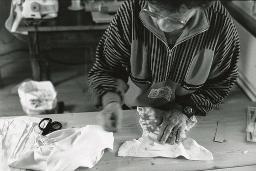 Nähatelier für Windeln in Wilderswil bei Bern, Frau bei der Arbeit, November 1993