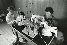Nähatelier für Windeln in Wilderswil bei Bern, zwei Frauen bei der Arbeit, November 1993