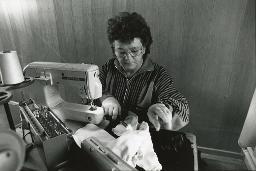 Nähatelier für Windeln in Wilderswil bei Bern, Frau bei der Näharbeit, November 1993