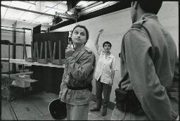 Theaterstück "Homme pour Homme" von Bertold Brecht, in der Fabrik Hermes in Yverdon, mit Simone Audemars (Mitte), 09.05.1995