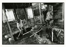 Auftragsvermittlungsstelle "Apropos" in Interlaken-West Unterseen, Mann bei der Gartenarbeit mit einem Zuschauer, November 1993