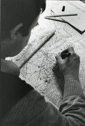 Bundesinventar der historischen Verkehrswege der Schweiz (IVS), Mann in Nahaufnahme beim Kartografieren, 1991