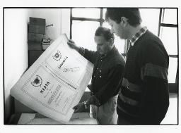 Bundesinventar der historischen Verkehrswege der Schweiz (IVS), zwei Männer mit historischer Karte vom Tessin, 1991