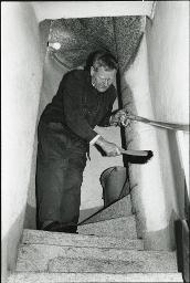 Auftragsvermittlungstelle "Etcetera" in Zürich, Mann beim Reinigen einer Treppe, Januar 1993