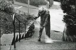 Auftragsvermittlungstelle "Etcetera" in Zürich, ein Arbeiter beim Wischen einer Treppe, Januar 1993