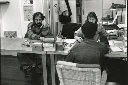 Auftragsvermittlungsstelle "Etcetera" in Zürich, Klient beim Vermittlungsgespräch mit Mitarbeitenden, Januar 1993