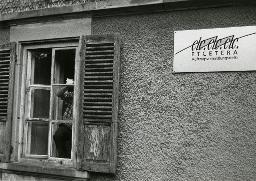 "ETCETERA" Auftragsvermittlungstelle Bern, jemand von innen am Fensterputzen, 1991