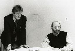 Pressekonferenz mit zwei Herren zum Thema Flüchtlingsdienst (?) in Tessin der AL, 1998