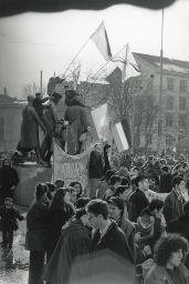 Arbeitslosen-Demonstration auf dem Helvetiaplatz, (Denkmal der Arbeit von Karl Geiser) Zürich, 20.02. 1993