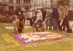 "Tag des Flüchtlings" auf der Pestalozzi-Wiese in Zürich, mit einer Pflanzaktion von Blumen-Arragements, 1981
