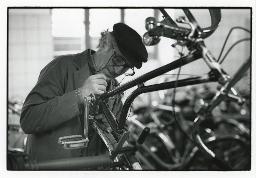 Monteforno, Metallwerk in Bodio, Tessin, ehemaliger Arbeiter des geschlossenen Monteforno-Werks in der Velowerkstätte des SAH-Projekts "Velo der Solidarität", 1996