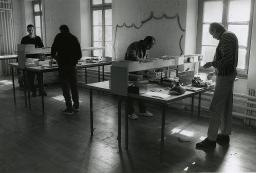"Le Cap" in Morges, Werkstätte für Ausgesteuerte, mit Männern mit diversen Elektrogeräten an Arbeitstischen, 1999