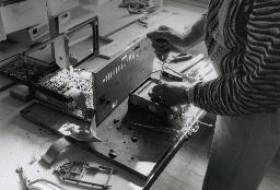 "Le Cap" in Morges, Werkstätte für Ausgesteuerte, ein Mann beim Recycling eines Elektrogerätes, 1999