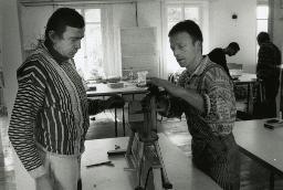 "Le Cap" in Morges, Werkstätte für Ausgesteuerte, zwei Männer bei der Fertigung eines Schaukelpferdes, 1999