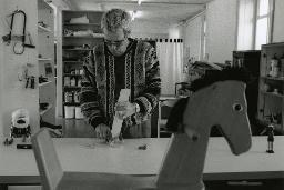 "Le Cap" in Morges, Werkstätte für Ausgesteuerte, ein Mann bei der Fertigung eines Schaukelpferdes, 1999