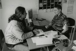 "Etcetera", Auftragsvermittlungstelle Bern für arbeitslose Frauen und Männer, ein Mann beim Beratungsgespräch, 1999