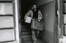 "Etcetera", Auftragsvermittlungstelle Bern für arbeitslose Frauen und Männer, ein Mann bei einer Zügelarbeit, 1999
