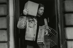"Etcetera", Auftragsvermittlungstelle Bern für arbeitslose Frauen und Männer, ein Mann bei einer Räumungsarbeit, 1999