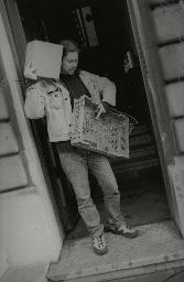 "Etcetera", Auftragsvermittlungstelle Bern für arbeitslose Frauen und Männer, ein Mann bei einer Räumungsarbeit, 1999