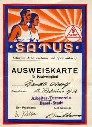 "Ausweiskarte des Schweizerischen Arbeiter-Turn- und Sportverbandes SATUS" – Nachweis der Mitgliedschaft für Adolf Bantle, Passivmitglied im Arbeiter-Turnverein Basel-Stadt; Grafik mit Mann und Frau in Turnbekleidung vor strahlendem Satus-Emblem, 1932