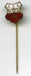 "A.S.B. Schweiz" – Anstecknadel mit Kürzel des Arbeiter-Sänger-Bundes (ASB), dem Vorläufer des Schweizerischer Arbeiter-Sängerverband (SAS), mit Emblem einer von Laub umgebenen Harfe in Gold auf weiss-rotem Wappenschild, ca. 1910