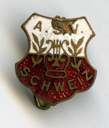 "A.S.V. Schweiz" – Ansteck-Abzeichenl mit Kürzel des Schweizerischer Arbeiter-Sängerverbandes (SAS), mit Emblem einer von Laub umgebenen Harfe in Gold auf weiss-rotem Wappenschild, ca. 1925