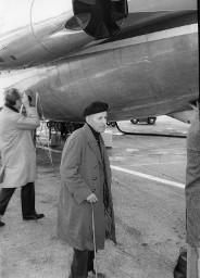 Jover Fernandez Fulgenzio vor einem Flugzeug