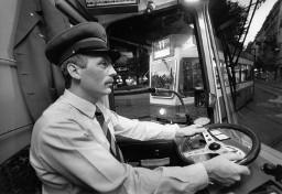 Tramchauffeur der VBZ während der Arbeit in Zürich, um ca. 1990