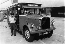 Buschauffeur vor seinem Oldtimer-Bus, um ca. 1970