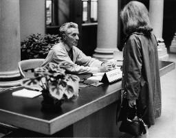 Auskunftsschalter im Stadthaus Zürich, um ca. 1970