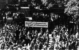 "Unser Ziel - 40 Stundenwoche mit Lohnausgleich";  Teilnehmer mit Transparenten an 1. Mai-Umzug in Zürich,1. Mai 1949