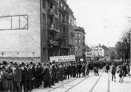 "Nicht Kanonen! Nicht Flugzeuge! Sondern Alters-Versicherungen"; Kundgebungsteilnehmer mit Transparent an 1. Mai-Kundgebung in Zürich, 1. Mai 1930