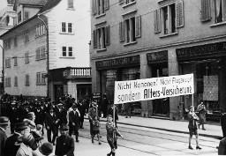 "Nicht Kanonen! Nicht Flugzeuge! Sondern Alters-Versicherung"; Gruppe Albisrieden des VPOD mit Transparent an 1. Mai-Kundgebung in Zürich, 1. Mai 1930