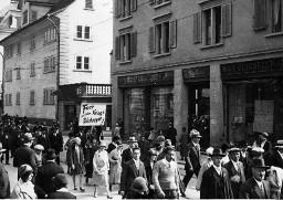 "Fort mit den Kriegsrüstungen!"; Kundgebungsteilnehmer an 1. Mai-Kundgebung in Zürich, 1. Mai 1930