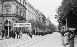 "Wir fordern - Anerkennung der Sovjetunion";  Kundgebungsteilnehmer an 1. Mai-Kundgebung in Zürich, 1. Mai 1936