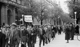 Kundgebungsteilnehmer (Bau- und Holzarbeiter) an 1. Mai-Kundgebung in Zürich, 1. Mai 1936