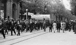 "Wir fordern: Notstandsarbeiten zu Tariflöhnen"; Kundgebungsteilnehmer an 1. Mai-Kundgebung in Zürich, 1. Mai 1936