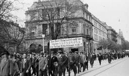 "Das kant. Arbeitsamt sieht vor lauter [Paragraphen] die Not der Arbeitslosen nicht!"; Kundgebungsteilnehmer an 1. Mai-Kundgebung in Zürich, 1. Mai 1936