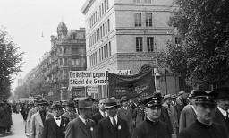"Volksfront gegen Herrenfront! Stärkt die Gewerkschaften!"; Lokomotiv Personal an 1. Mai-Kundgebung in Zürich, 1. Mai 1936