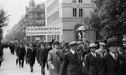 "Für die Unabhängigkeit der Schweiz! Verteidigt die demokratischen Rechte & Freiheiten!"; Kundgebungsteilnehmer an 1. Mai-Kundgebung in Zürich, 1. Mai 1936