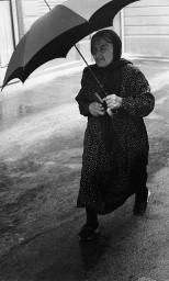 Frau mit Regenschirm