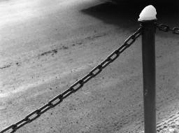 "Winter in der Stadt", Stange mit Absperrkette